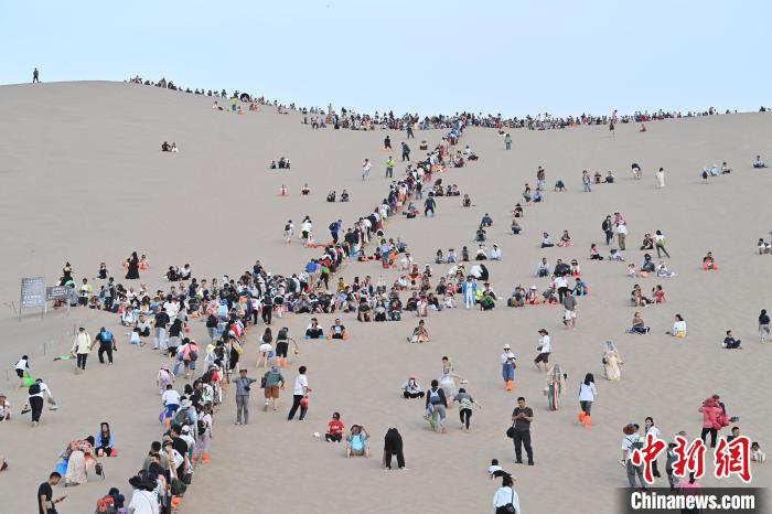 Excursões tornam-se populares no deserto de Dunhuang, noroeste da China