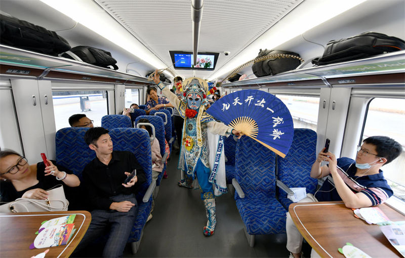 Chengdu: inaugurado primeiro trem temático da Universíade de Chengdu