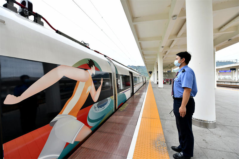 Chengdu: inaugurado primeiro trem temático da Universíade de Chengdu