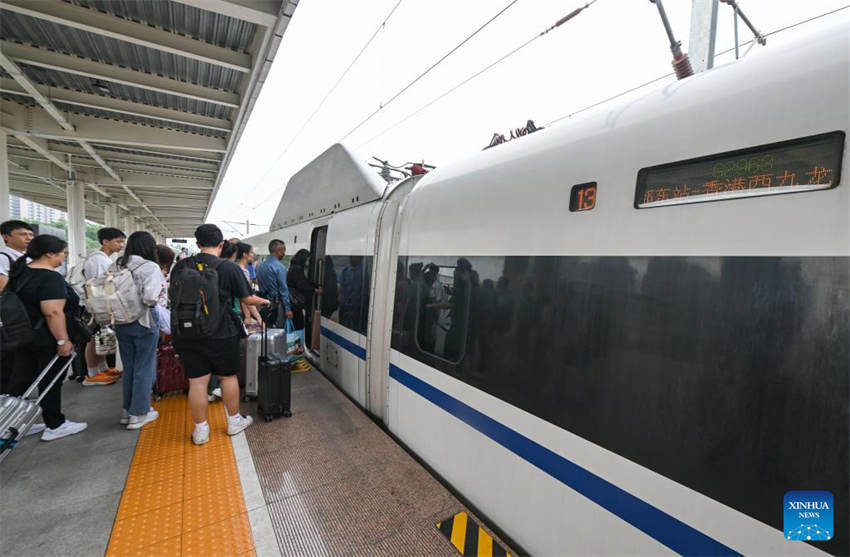 Nova ferrovia de alta velocidade conecta Hong Kong e Chengdu