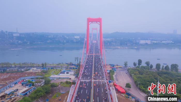 Ponte Luzhou No. 2 sobre rio Yangtze abre ao tráfego, sudoeste da China