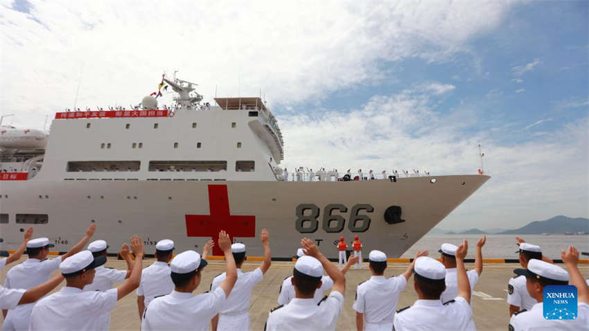 Navio-hospital da marinha chinesa zarpou para missão humanitária