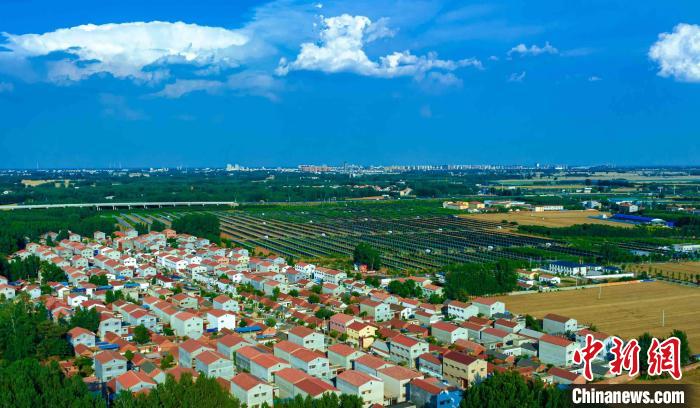 Geração de energia fotovoltaica promove revitalização rural em Henan