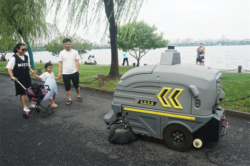 Robô inteligente de limpeza estreia no lago Oeste, leste da China