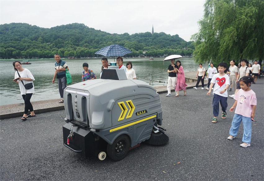 Robô inteligente de limpeza estreia no lago Oeste, leste da China