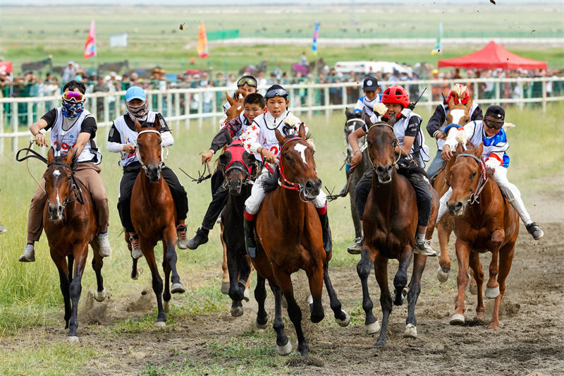 Evento folclórico-esportivo realizado nas pradarias em Xinjiang