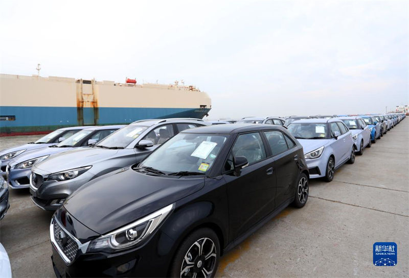 Importante porto de exportações de produtos automotivos em Shanghai