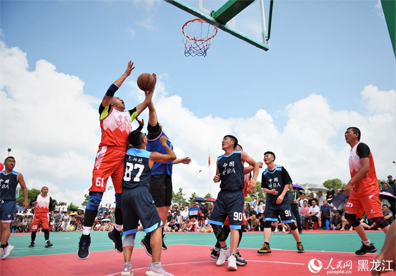 Final de torneio rural de basquete é organizado em Harbin, nordeste da China