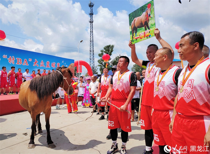 Final de torneio rural de basquete é organizado em Harbin, nordeste da China