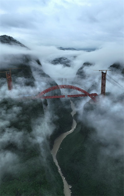 Elevação das vigas de aço da grande ponte sobre rio Loushui será concluída no centro da China