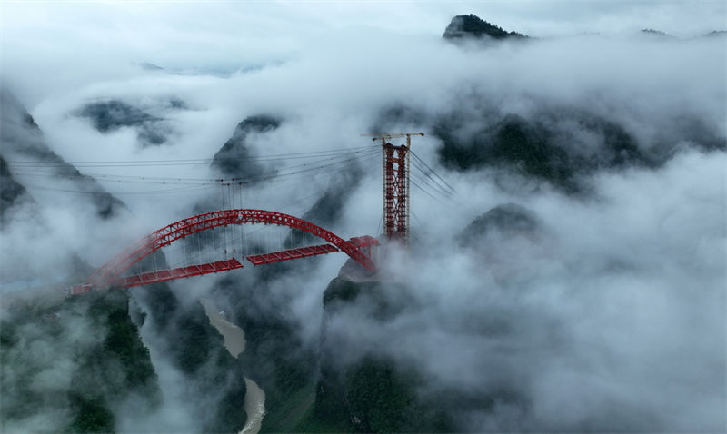 Elevação das vigas de aço da grande ponte sobre rio Loushui será concluída no centro da China