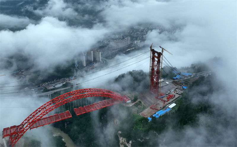 Elevação das vigas de aço da grande ponte sobre rio Loushui será concluída no centro da China