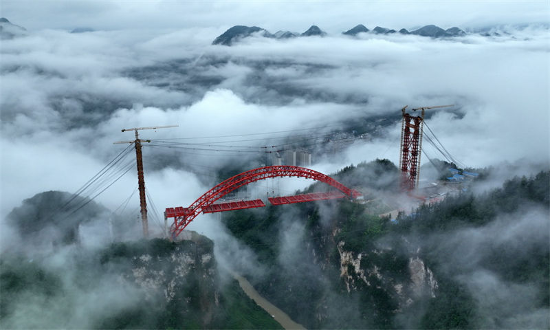 Elevação das vigas de aço da grande ponte sobre rio Loushui será concluída no centro da China