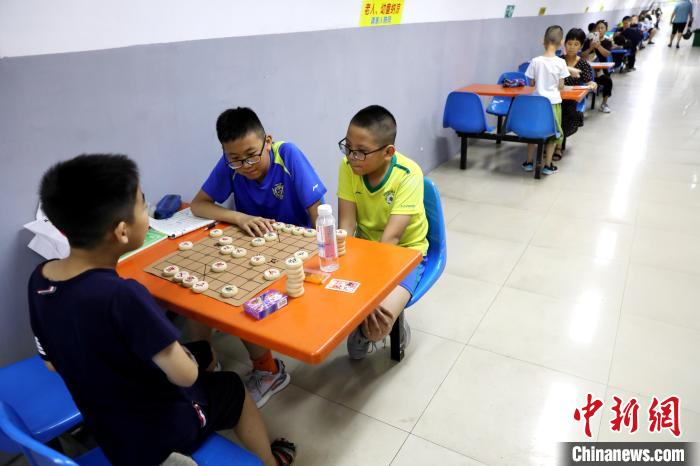 Moradores de Xi'an buscam alívio do calor em refúgios antiaéreos