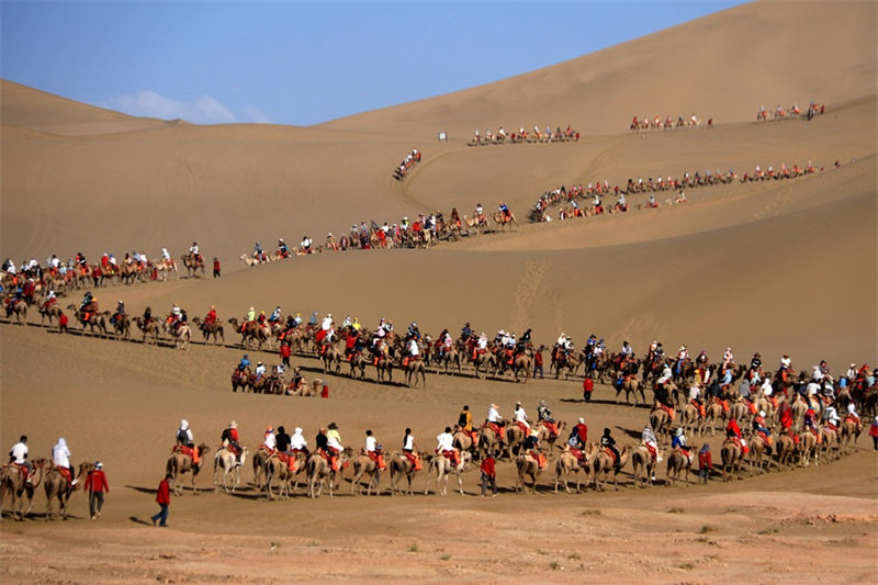 Onda de turismo aumenta em Dunhuang durante verão