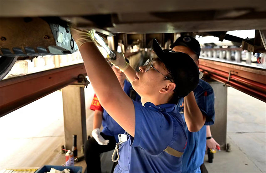 Mecânicos garantem segurança dos trens de alta velocidade em Tianjin