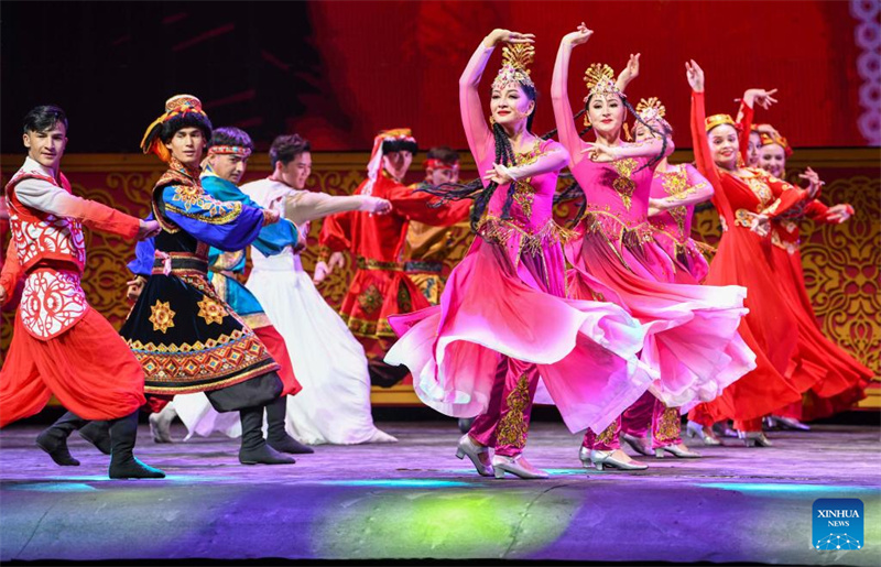 Mais de 1.000 artistas trazem clássicos para o festival de dança de Xinjiang