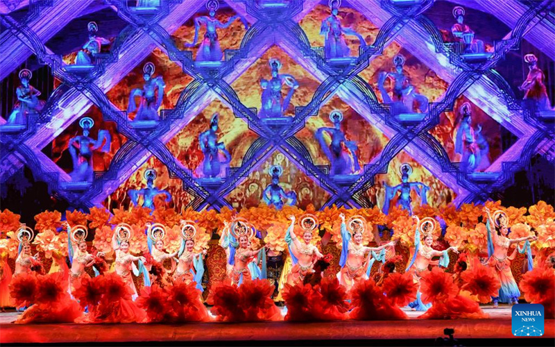 Mais de 1.000 artistas trazem clássicos para o festival de dança de Xinjiang