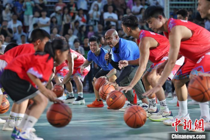 Stephon Marbury comparece ao torneio rural de basquete em Guizhou, sudoeste da China