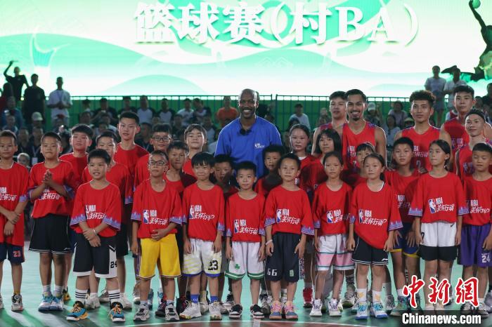 Stephon Marbury comparece ao torneio rural de basquete em Guizhou, sudoeste da China