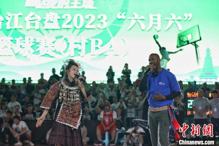 Stephon Marbury comparece ao torneio rural de basquete em Guizhou, sudoeste da China