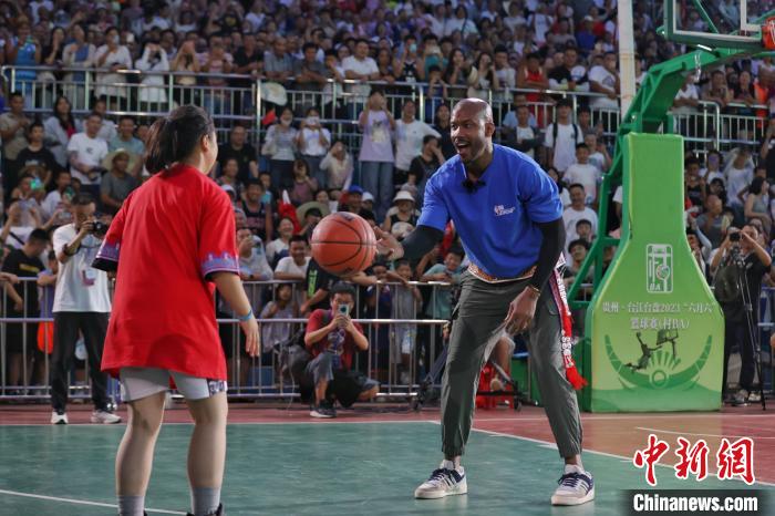 Stephon Marbury comparece ao torneio rural de basquete em Guizhou, sudoeste da China