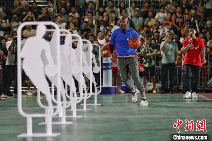 Stephon Marbury comparece ao torneio rural de basquete em Guizhou, sudoeste da China