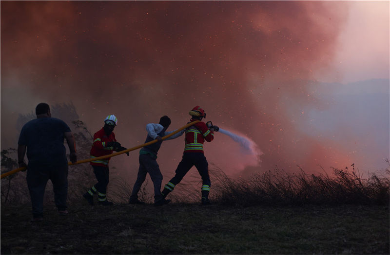 Portugal: incêndio atinge montanha em Cascais