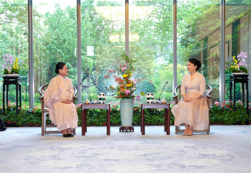 (Universíade de Chengdu) Peng Liyuan se reúne com primeira-dama da Indonésia