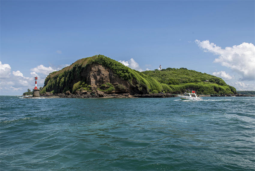 Galeria: ilha de Weizhou atrai inúmeros turistas em Guangxi, sul da China