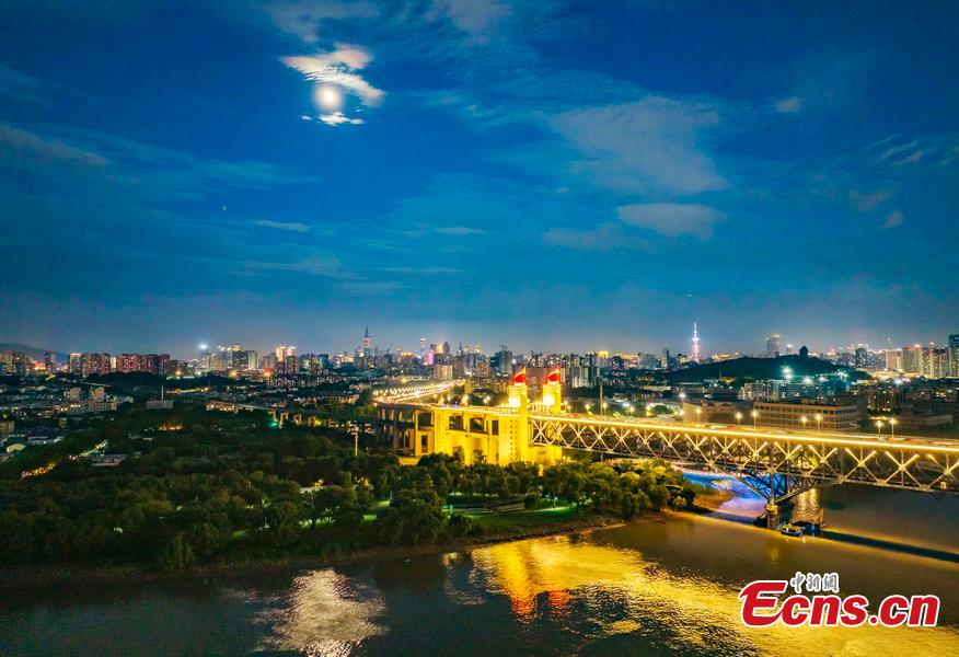 Galeria: Vista noturna da ponte do rio Yangtze em Nanjing