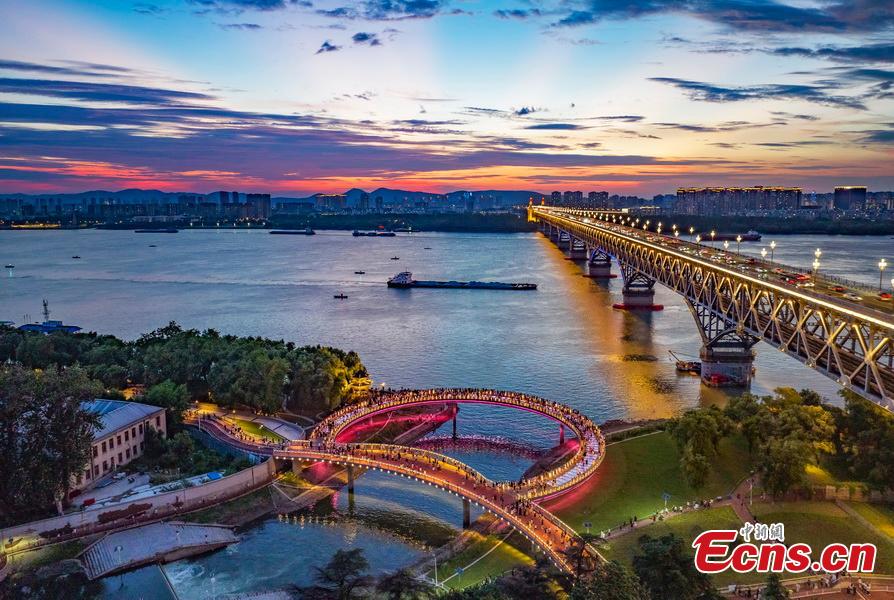 Galeria: Vista noturna da ponte do rio Yangtze em Nanjing