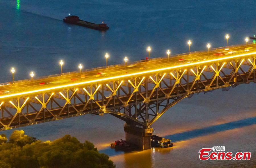 Galeria: Vista noturna da ponte do rio Yangtze em Nanjing