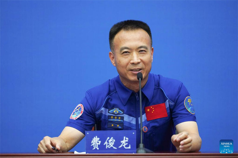 Astronautas da Shenzhou-15 se encontram com imprensa após quarentena e recuperação inicial