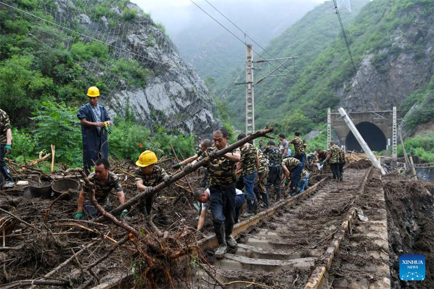 Trabalho de resgate segue em andamento em distritos inundados de Beijing