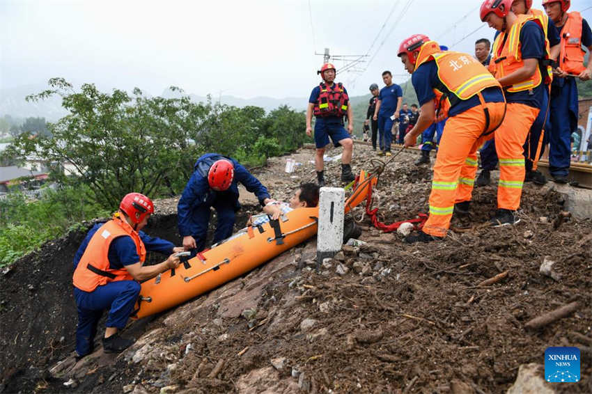 Trabalho de resgate segue em andamento em distritos inundados de Beijing