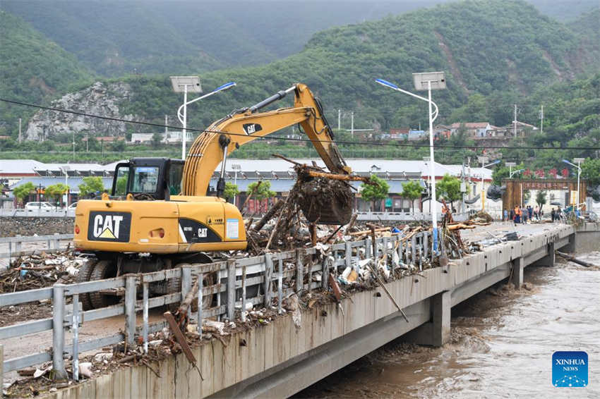 Trabalho de resgate segue em andamento em distritos inundados de Beijing