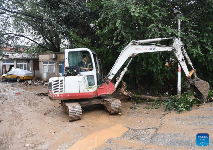 Trabalho de resgate segue em andamento em distritos inundados de Beijing