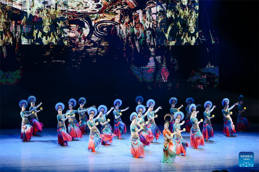 Espetáculo de dança apresentado durante 6º Festival Internacional de Dança de Xinjiang