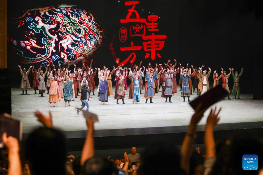 Espetáculo de dança apresentado durante 6º Festival Internacional de Dança de Xinjiang