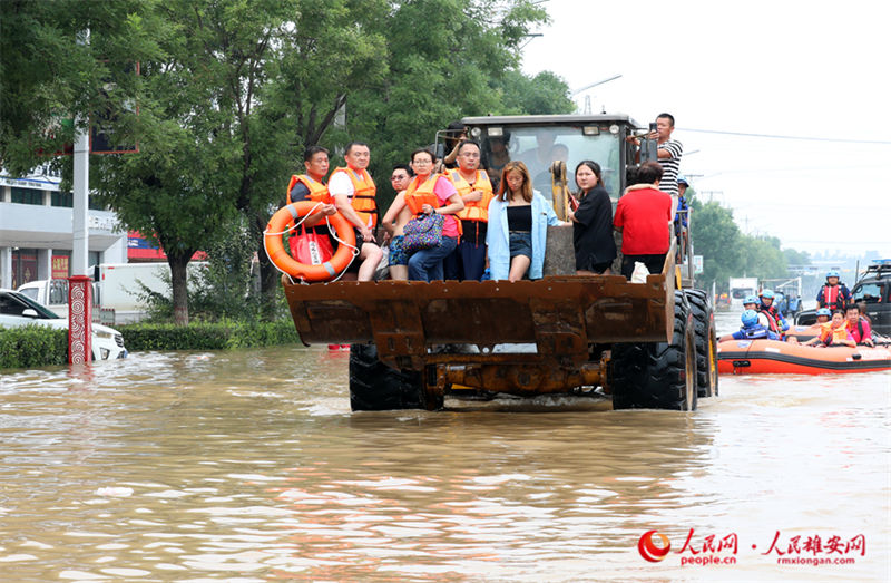 Áreas afetadas por inundações são evacuadas gradualmente em Zhuozhou