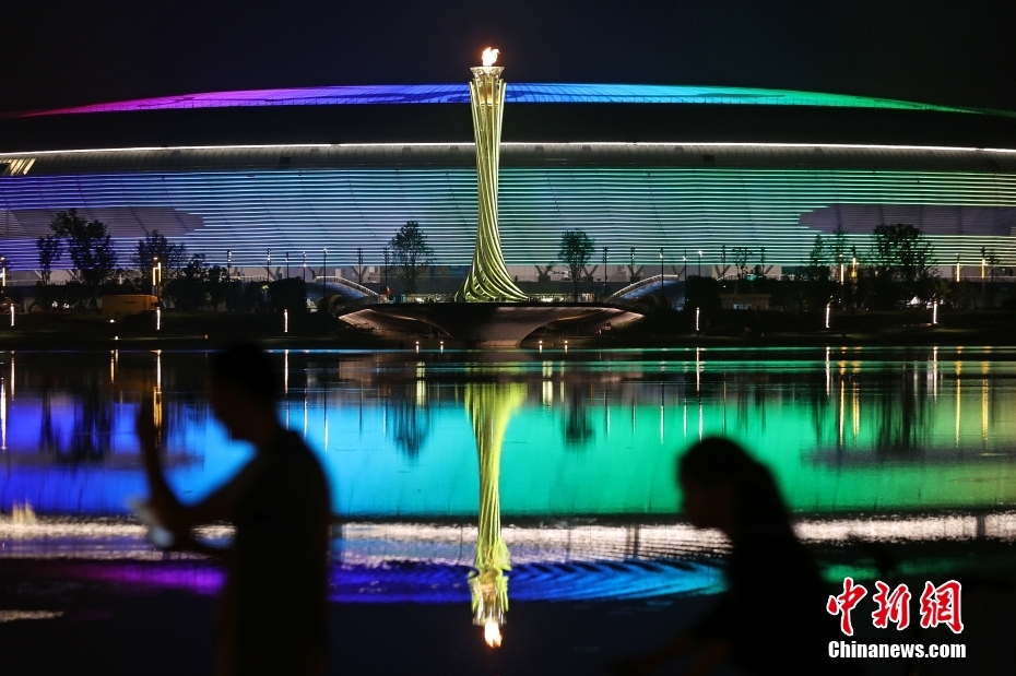 Universíade de Chengdu: torre onde está depositada a tocha principal atrai visitantes diariamente