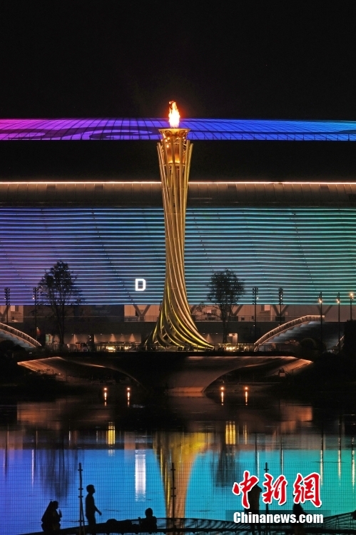 Universíade de Chengdu: torre onde está depositada a tocha principal atrai visitantes diariamente