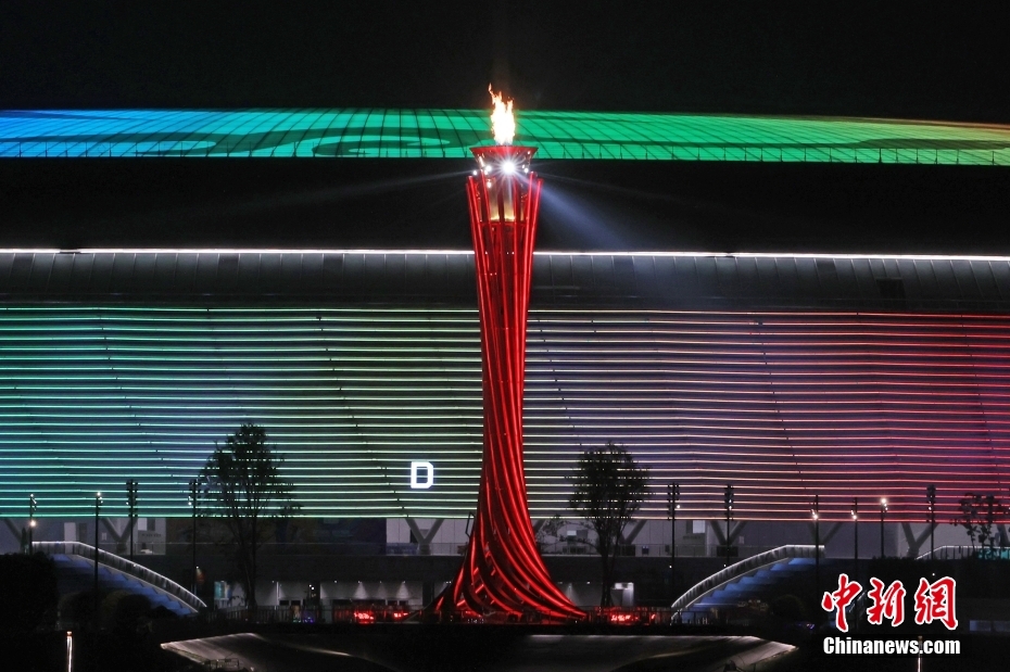 Universíade de Chengdu: torre onde está depositada a tocha principal atrai visitantes diariamente