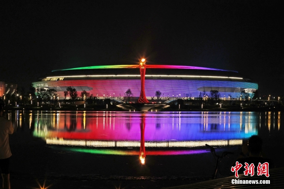 Universíade de Chengdu: torre onde está depositada a tocha principal atrai visitantes diariamente