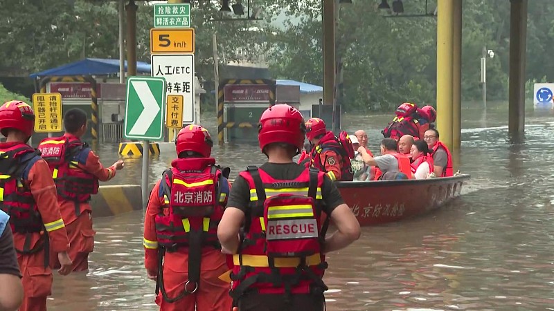 Trabalhos de resgate continuam após a maior precipitação de Beijing em 140 anos