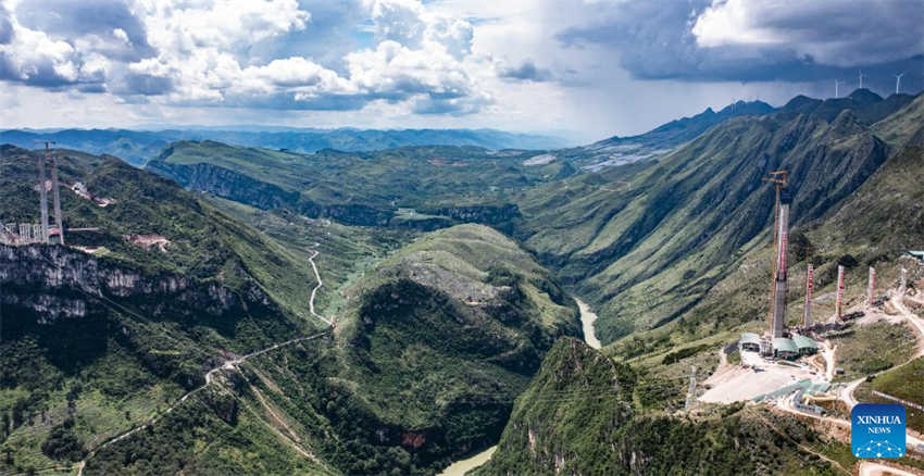 Ponte em construção sobre o Grand Canyon de Huajiang será a mais alta do mundo