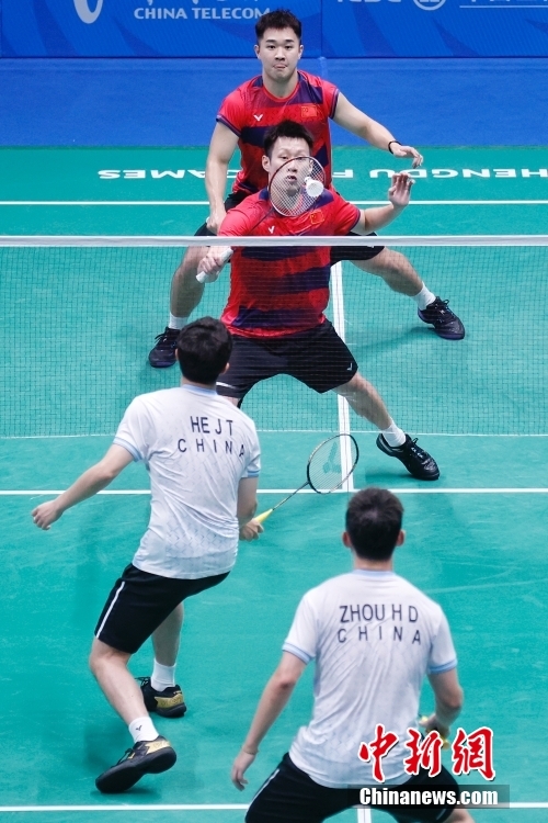 Universíade de Chengdu: Ren Xiangyu e Tan Qiang levam ouro nas duplas masculinas de badminton