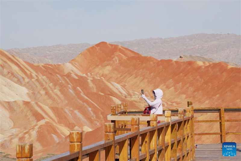 Paisagem única do Parque Geológico Nacional de Danxia em Zhangye atrai numerosos curiosos