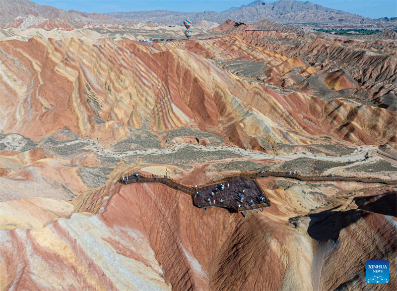 Paisagem única do Parque Geológico Nacional de Danxia em Zhangye atrai numerosos curiosos